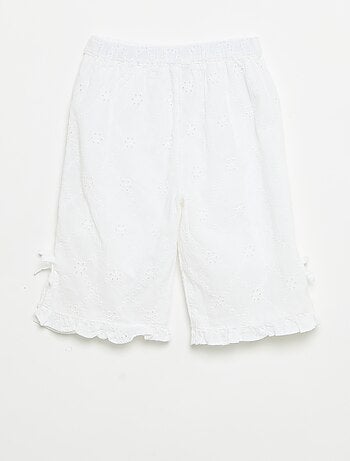 Broek met fantasieknopen en Engelse borduursels