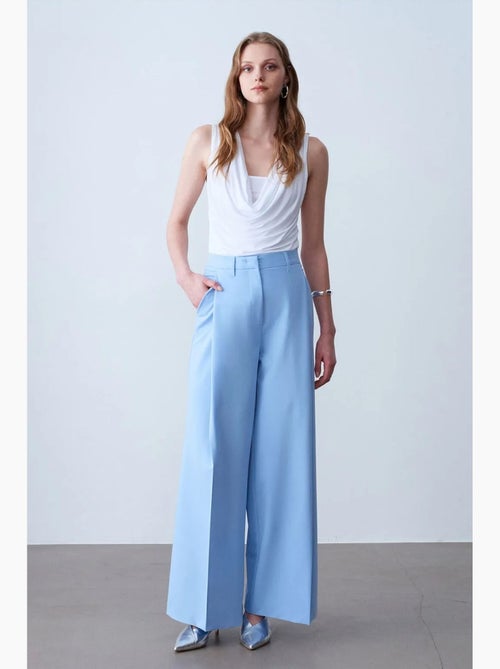 Broek met hoge taille en wijde pijp van crêpe dilvin - Kiabi Broek met hoge taille en wijde pijp van crêpe dilvin - Kiabi
