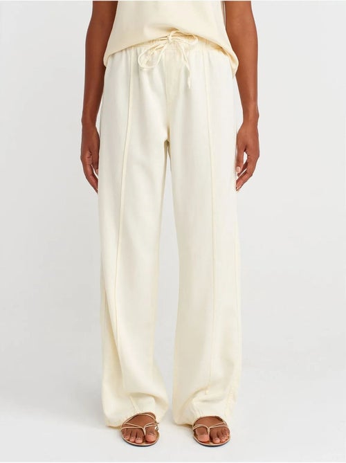 Broek met hoge taille, wijde pijp en strik dilvin - Kiabi Broek met hoge taille, wijde pijp en strik dilvin - Kiabi