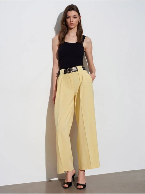 Broek met hoge taille, wijde pijpen en plooien dilvin - Kiabi Broek met hoge taille, wijde pijpen en plooien dilvin - Kiabi