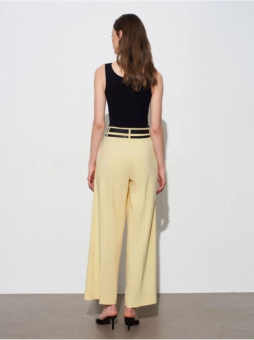 Broek met hoge taille, wijde pijpen en plooien dilvin - Kiabi Broek met hoge taille, wijde pijpen en plooien dilvin - Kiabi