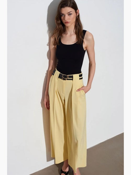 Broek met hoge taille, wijde pijpen en plooien dilvin - Kiabi Broek met hoge taille, wijde pijpen en plooien dilvin - Kiabi