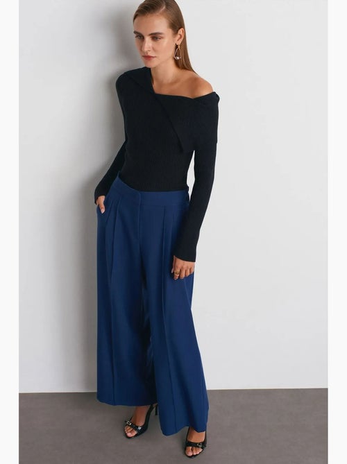 Broek met hoge taille, wijde pijpen en plooien dilvin - Kiabi Broek met hoge taille, wijde pijpen en plooien dilvin - Kiabi