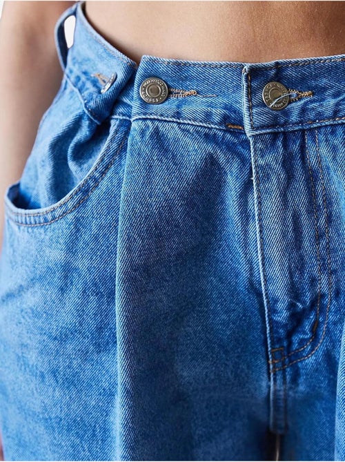 Broek met wijde pijpen en riem en knoopdetail lucci - Kiabi Broek met wijde pijpen en riem en knoopdetail lucci - Kiabi