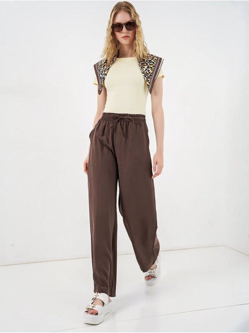 Broek met wijde pijpen, hoge taille en zak bdart - Kiabi Broek met wijde pijpen, hoge taille en zak bdart - Kiabi