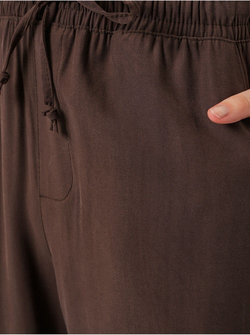 Broek met wijde pijpen, hoge taille en zak bdart - Kiabi Broek met wijde pijpen, hoge taille en zak bdart - Kiabi