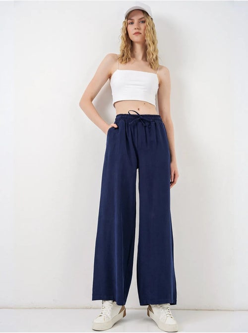 Broek met wijde pijpen, hoge taille en zak bdart - Kiabi Broek met wijde pijpen, hoge taille en zak bdart - Kiabi