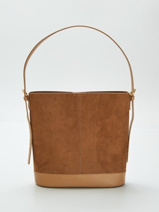 Bucket bag uit twee materialen