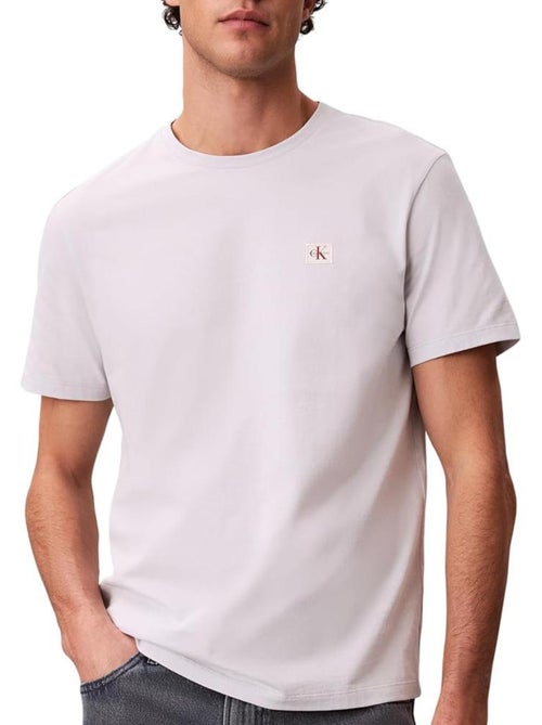 Calvin Klein Jeans Heren T-Shirt Lichtgrijs met Badge L4G - Kiabi Calvin Klein Jeans Heren T-Shirt Lichtgrijs met Badge L4G - Kiabi