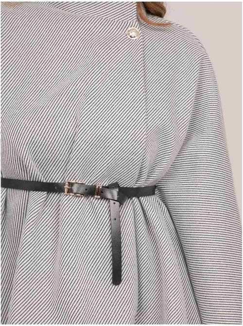 Cape avec ceinture col montant manches évasées urolie - Kiabi Cape avec ceinture col montant manches évasées urolie - Kiabi