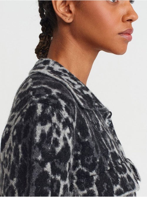 Cardigan jacquard léopard boutonné dilvin - Kiabi Cardigan jacquard léopard boutonné dilvin - Kiabi
