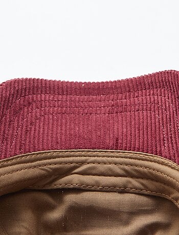 Casquette avec visière en matière côtelée