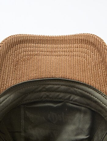 Casquette avec visière en matière côtelée