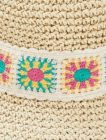 Chapeau forme cloche avec détails macramé