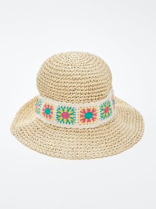 Chapeau forme cloche avec détails macramé