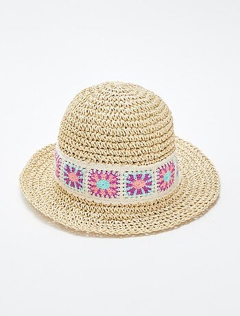 Chapeau forme cloche avec détails macramé