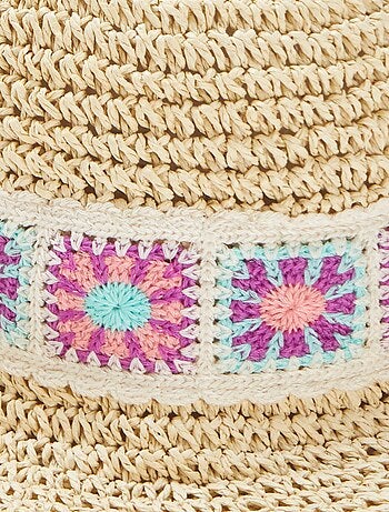 Chapeau forme cloche avec détails macramé