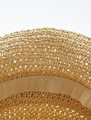 Chapeau forme cloche avec détails macramé