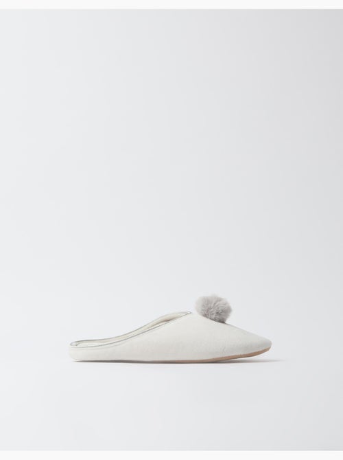 Chaussons avec pompons, mo fashion - Kiabi Chaussons avec pompons, mo fashion - Kiabi