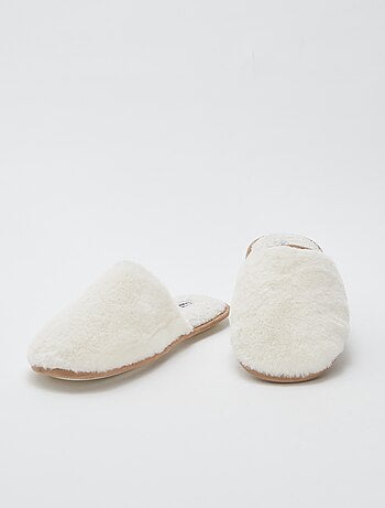 Chaussons basiques en fausse fourrure