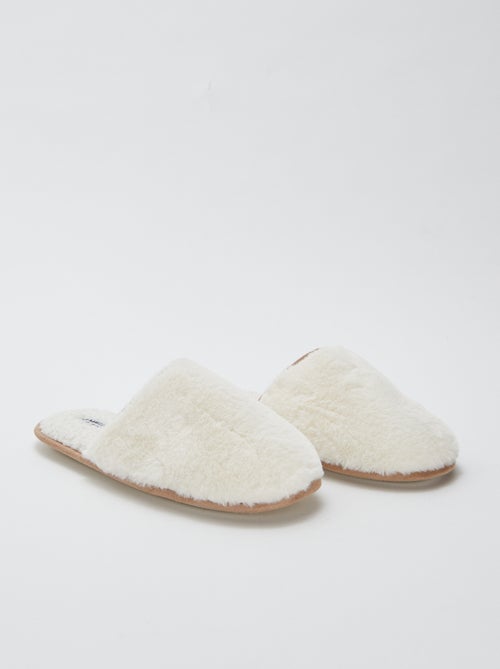 Chaussons basiques en fausse fourrure - Kiabi