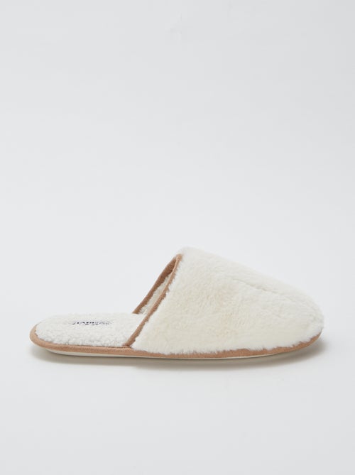 Chaussons basiques en fausse fourrure - Kiabi