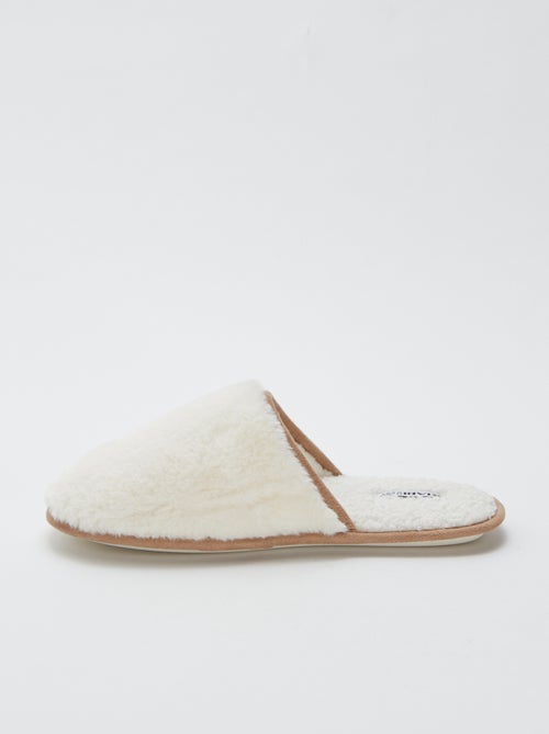 Chaussons basiques en fausse fourrure - Kiabi