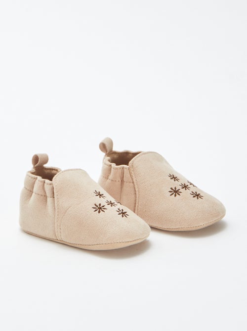 Chaussons brodés en suédine - Kiabi