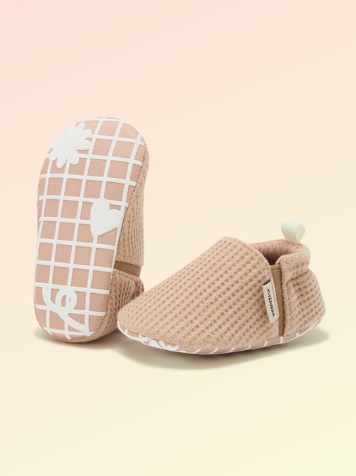 Chaussons souples avec élastiques motricité 1 - Kitchoun - Kiabi