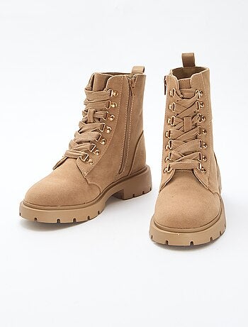 Chaussures de trekking avec œillets dorés