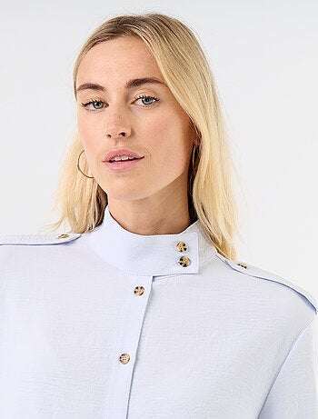 Chemise à col haut et empiècements épaules