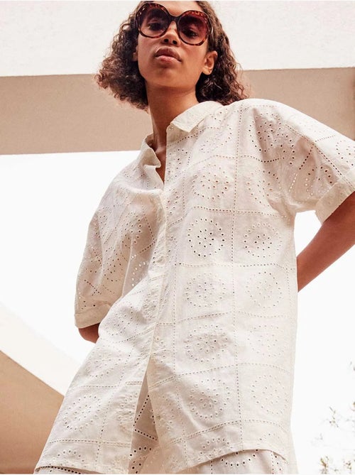 Chemise avec boutons et détails ajourés 100% coton - Kiabi Chemise avec boutons et détails ajourés 100% coton - Kiabi