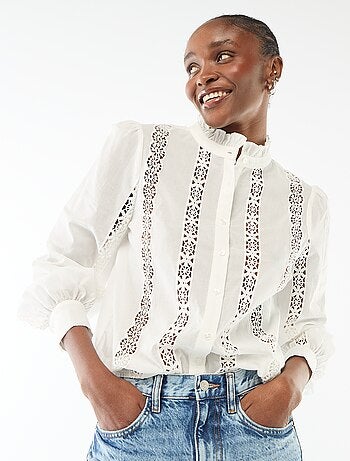 Chemise avec broderies anglaises et volants au col