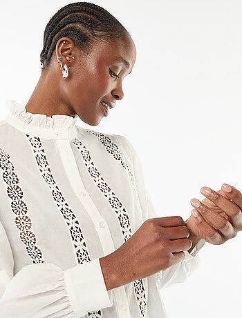 Chemise avec broderies anglaises et volants au col