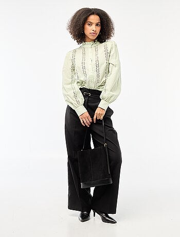 Chemise avec broderies anglaises et volants au col