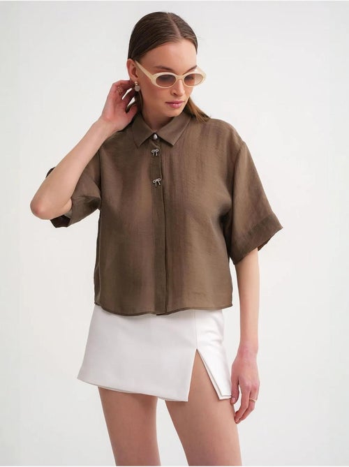 Chemise boutonnée à manches courtes avec accessoire en pierre mixray - Kiabi