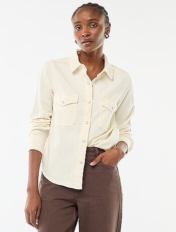 Chemise en jean avec 2 poche plaquées à rabat sur la poitrine