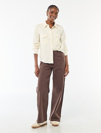 Chemise en jean avec 2 poche plaquées à rabat sur la poitrine