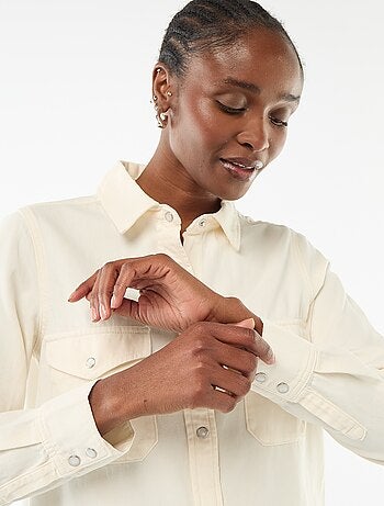 Chemise en jean avec 2 poche plaquées à rabat sur la poitrine