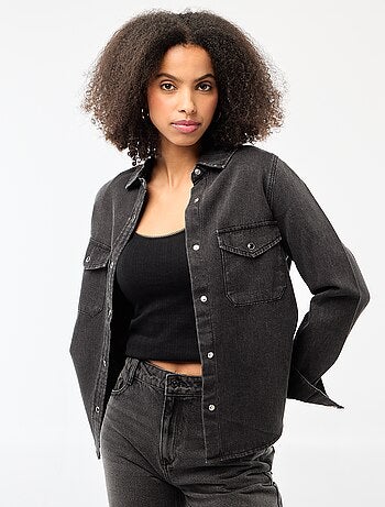 Chemise en jean avec 2 poche plaquées à rabat sur la poitrine