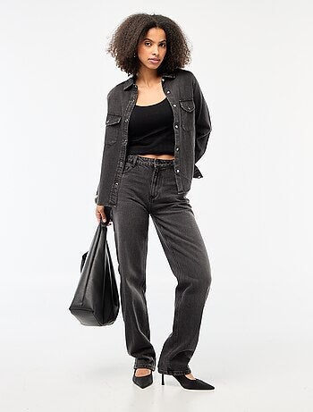 Chemise en jean avec 2 poche plaquées à rabat sur la poitrine