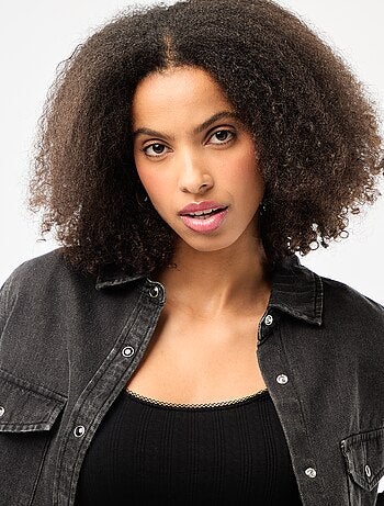 Chemise en jean avec 2 poche plaquées à rabat sur la poitrine