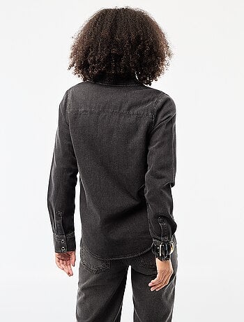 Chemise en jean avec 2 poche plaquées à rabat sur la poitrine