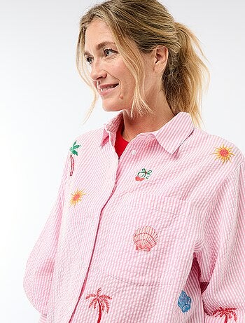 Chemise en matière gaufrée + broderies