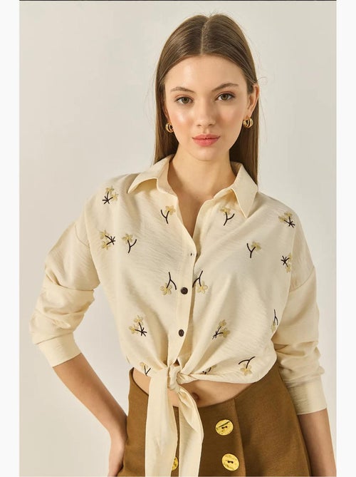 Chemise en popeline brodée avec fermeture à boutons lucci - Kiabi Chemise en popeline brodée avec fermeture à boutons lucci - Kiabi