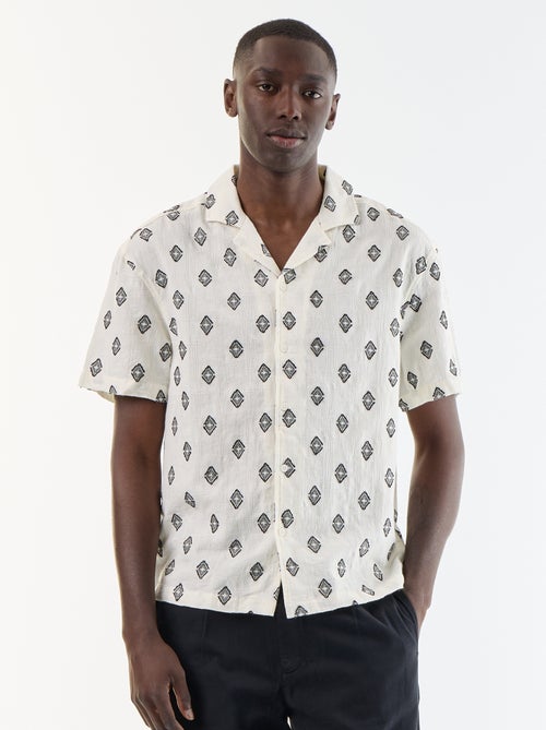 Chemise manches courtes en maille fantaisie avec broderies - Kiabi Chemise manches courtes en maille fantaisie avec broderies - Kiabi