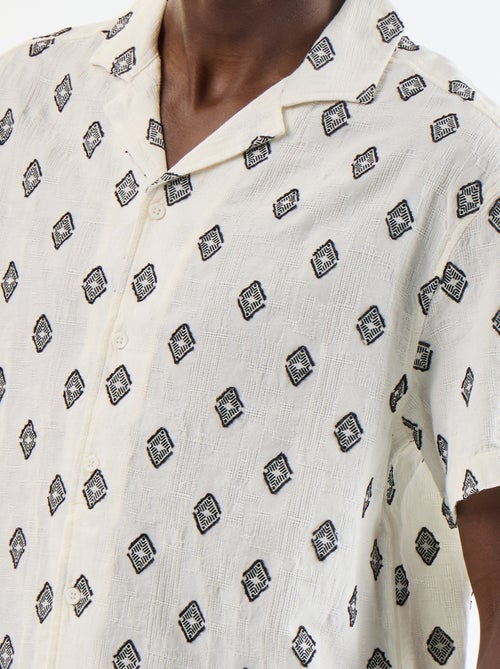 Chemise manches courtes en maille fantaisie avec broderies - Kiabi Chemise manches courtes en maille fantaisie avec broderies - Kiabi