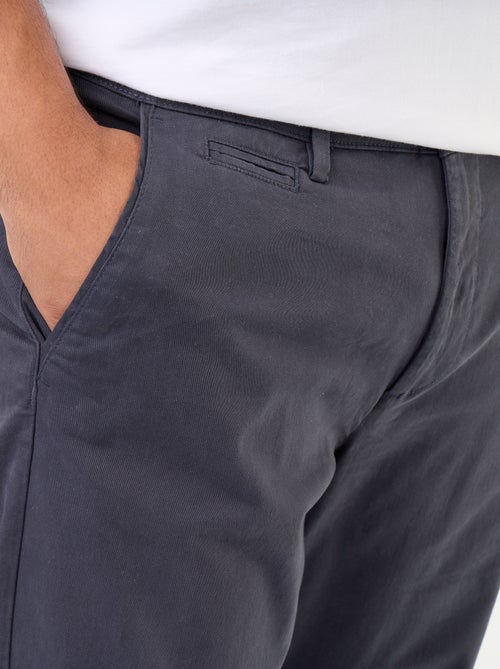 Chino uni taille standard - Kiabi Chino uni taille standard - Kiabi