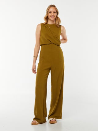 Combinaison pantalon sans manches avec ouverture fantaisie à l'avant