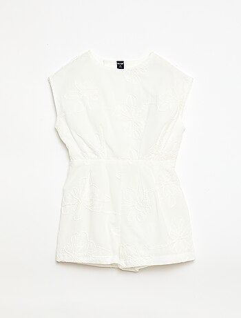 Combinaison short avec grandes fleurs brodées